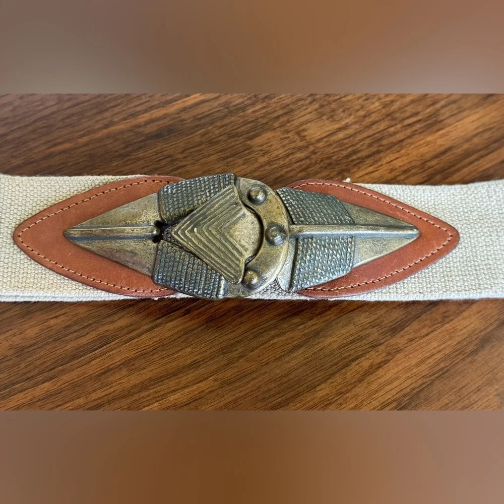 Arrowhead Omega belt. Vintage Size M: cinches your look with effortless style.